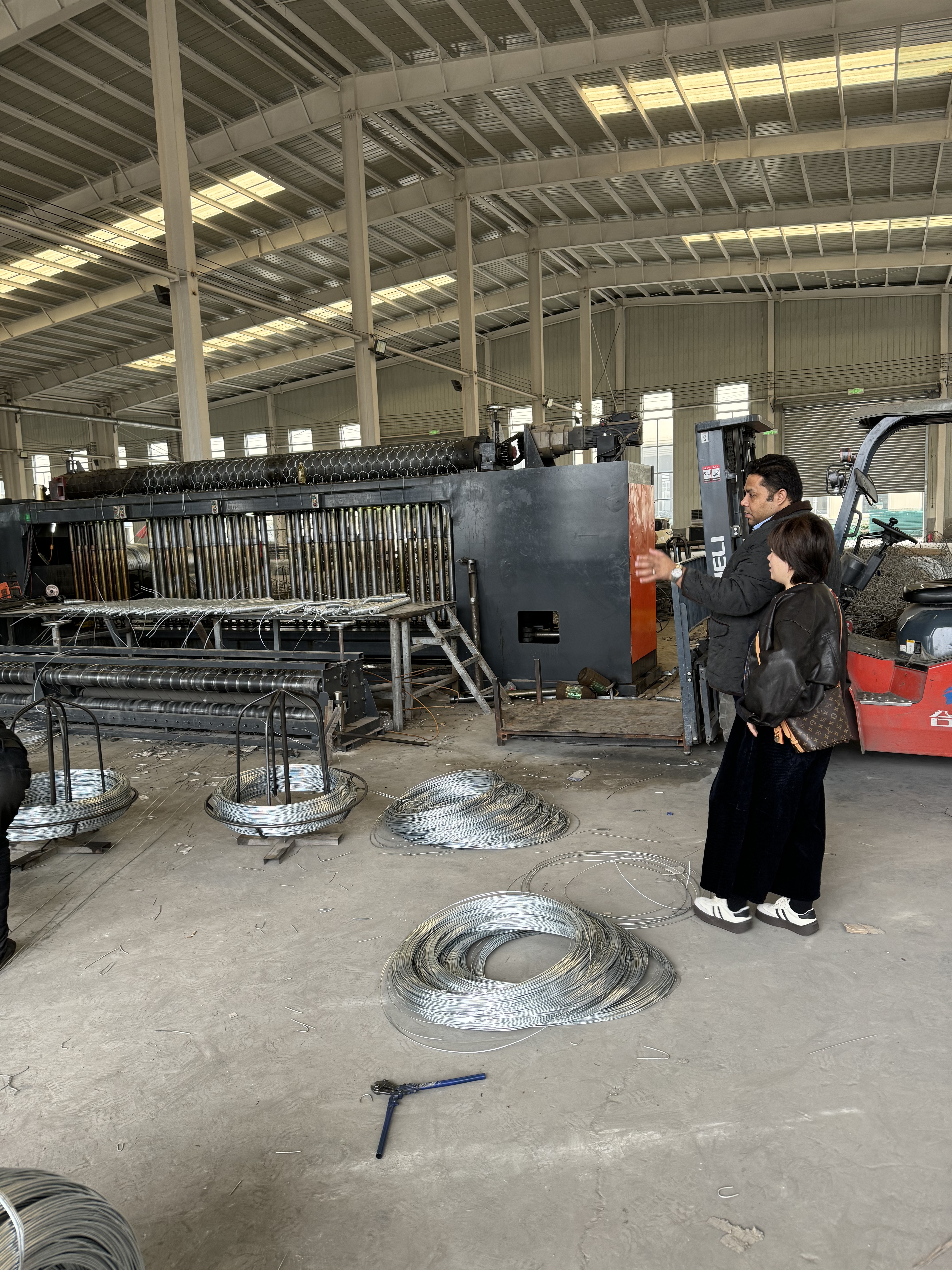 최신 회사 블로그 Nepal Clients Visit Our Factory to Inspect Automatic Gabion Mesh Machine