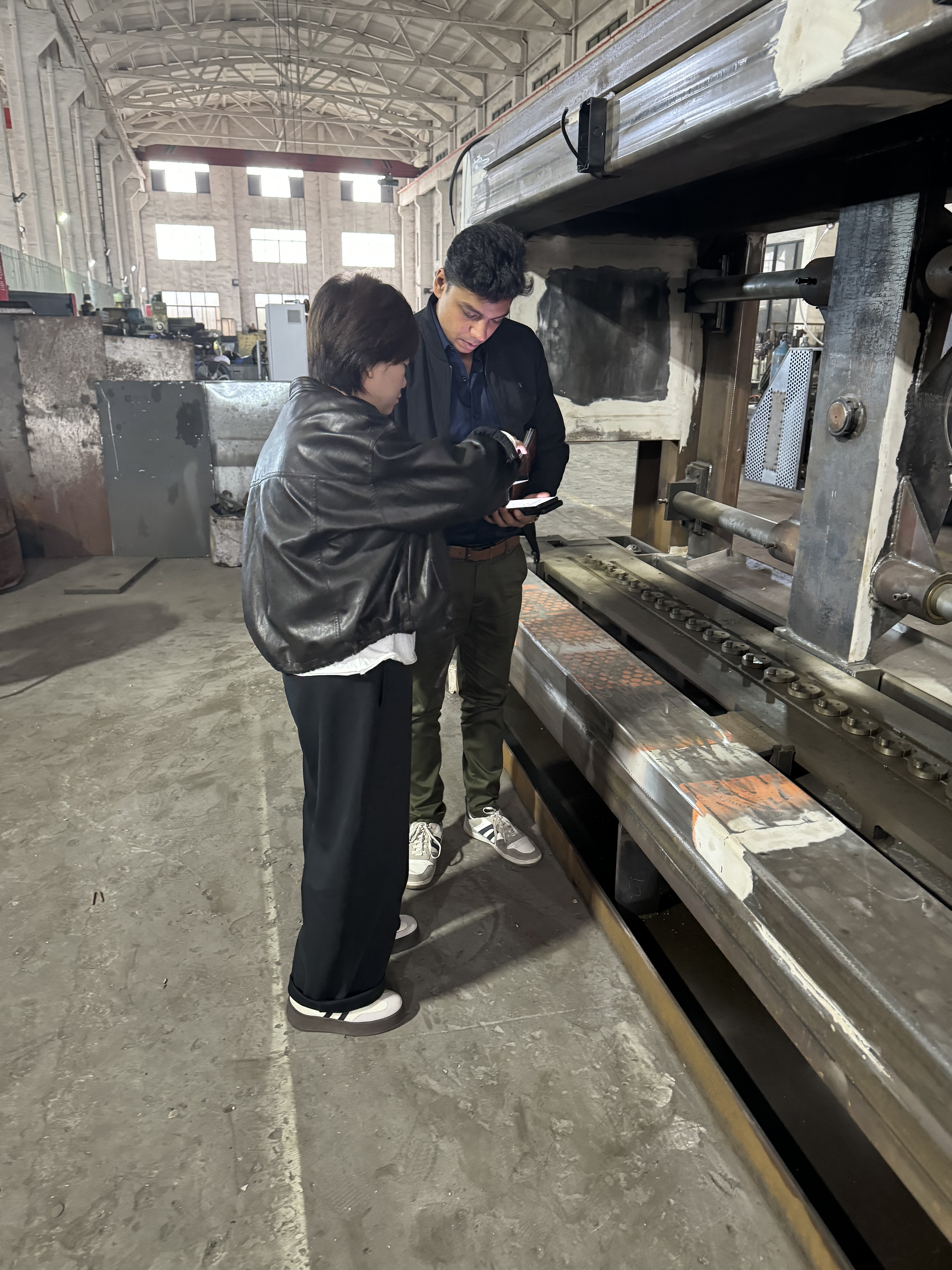 최신 회사 블로그 Indian Clients Visit Our Factory for Gabion Mesh Machine Inspection